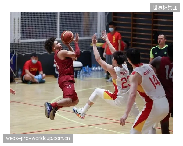 首战面对强大对手考验球队心理素质，佩特科维奇的防守部署将备受关注。